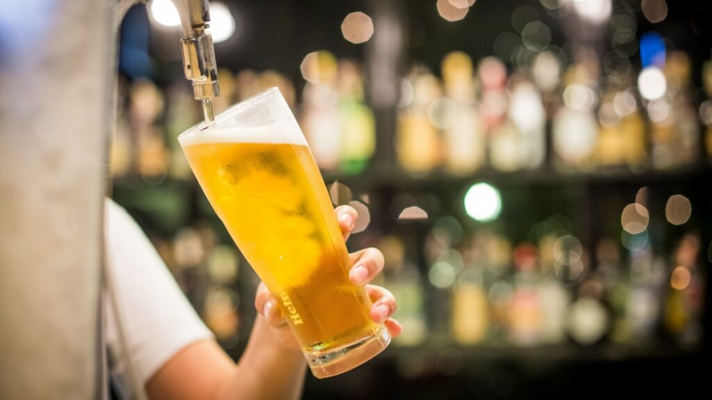 맥주 따르는 이미지